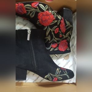 Women's black boots with red roses🌹 Size 7